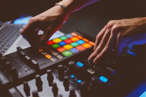 What Do DJs Use to Make Music? A Deep Dive into the Tools and Techniques of Modern DJ Culture